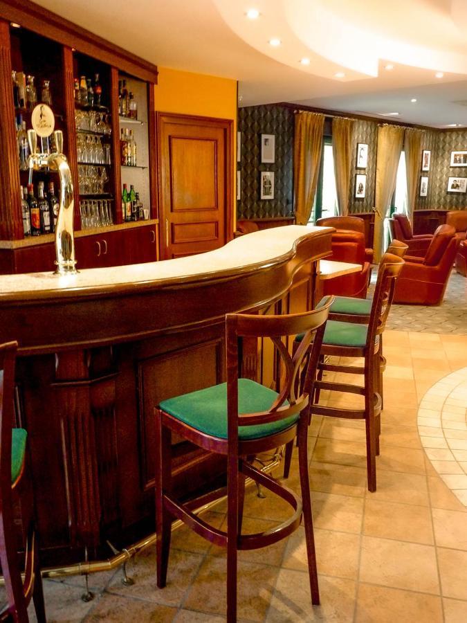 Logis Hotel - Restaurant Le Tulipier Vienne-le-Chateau Экстерьер фото