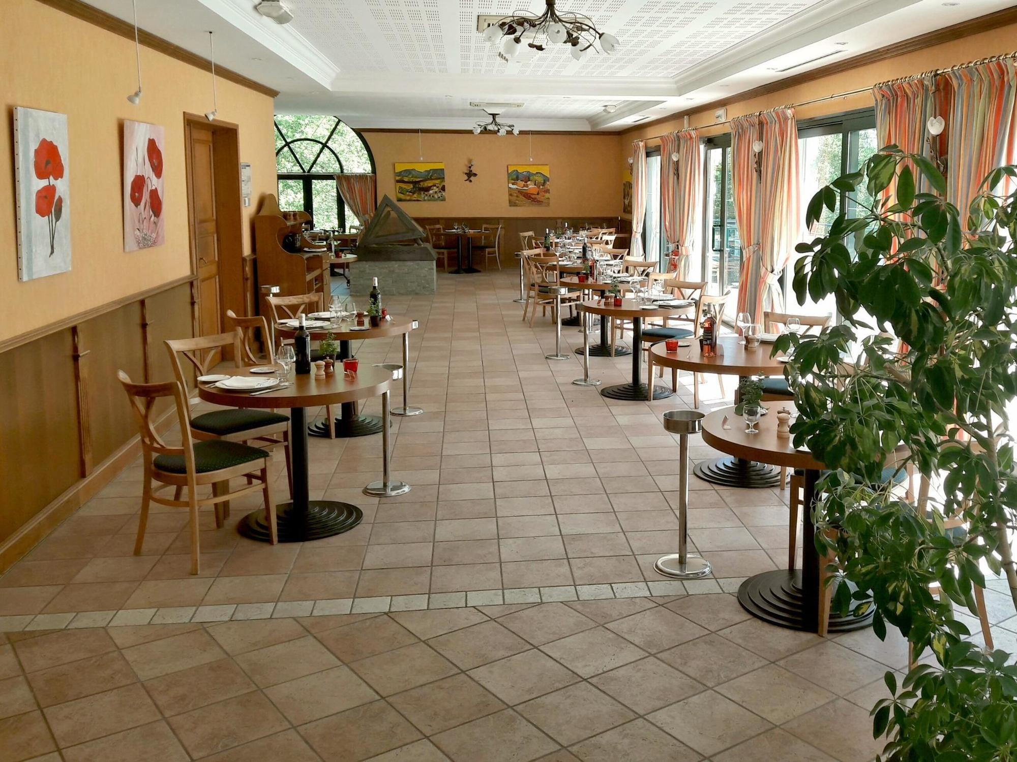Logis Hotel - Restaurant Le Tulipier Vienne-le-Chateau Экстерьер фото