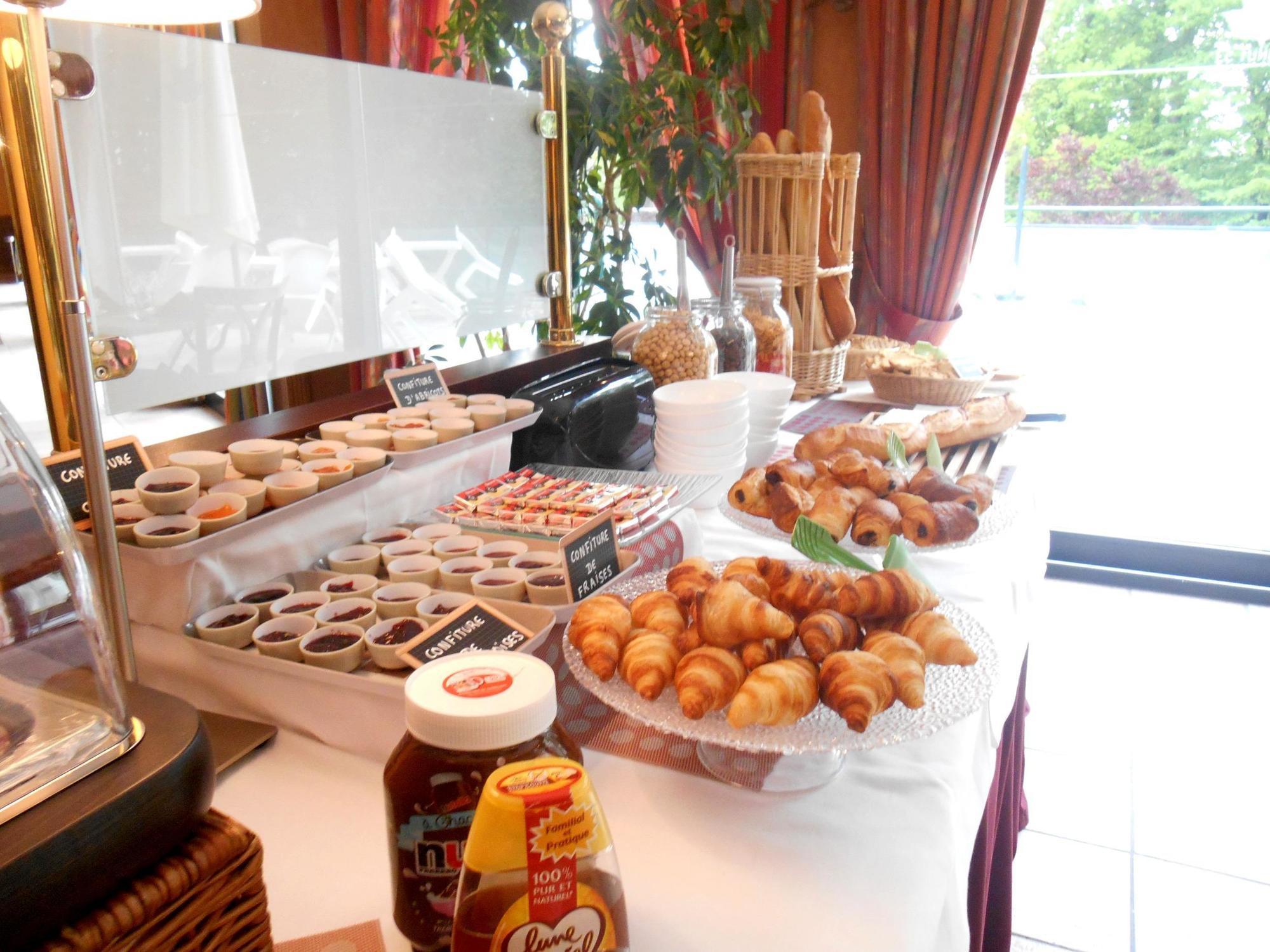 Logis Hotel - Restaurant Le Tulipier Vienne-le-Chateau Экстерьер фото