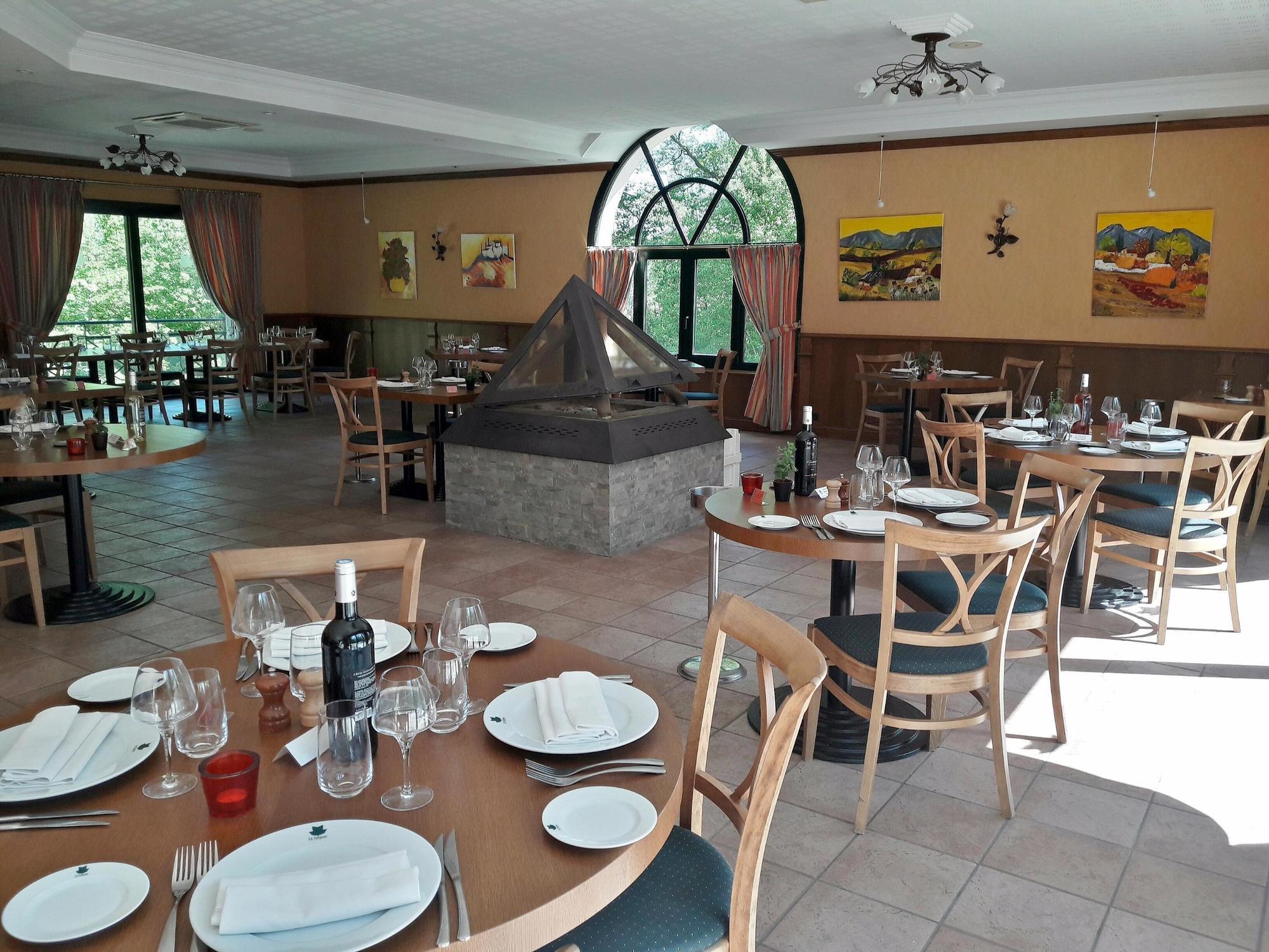 Logis Hotel - Restaurant Le Tulipier Vienne-le-Chateau Экстерьер фото