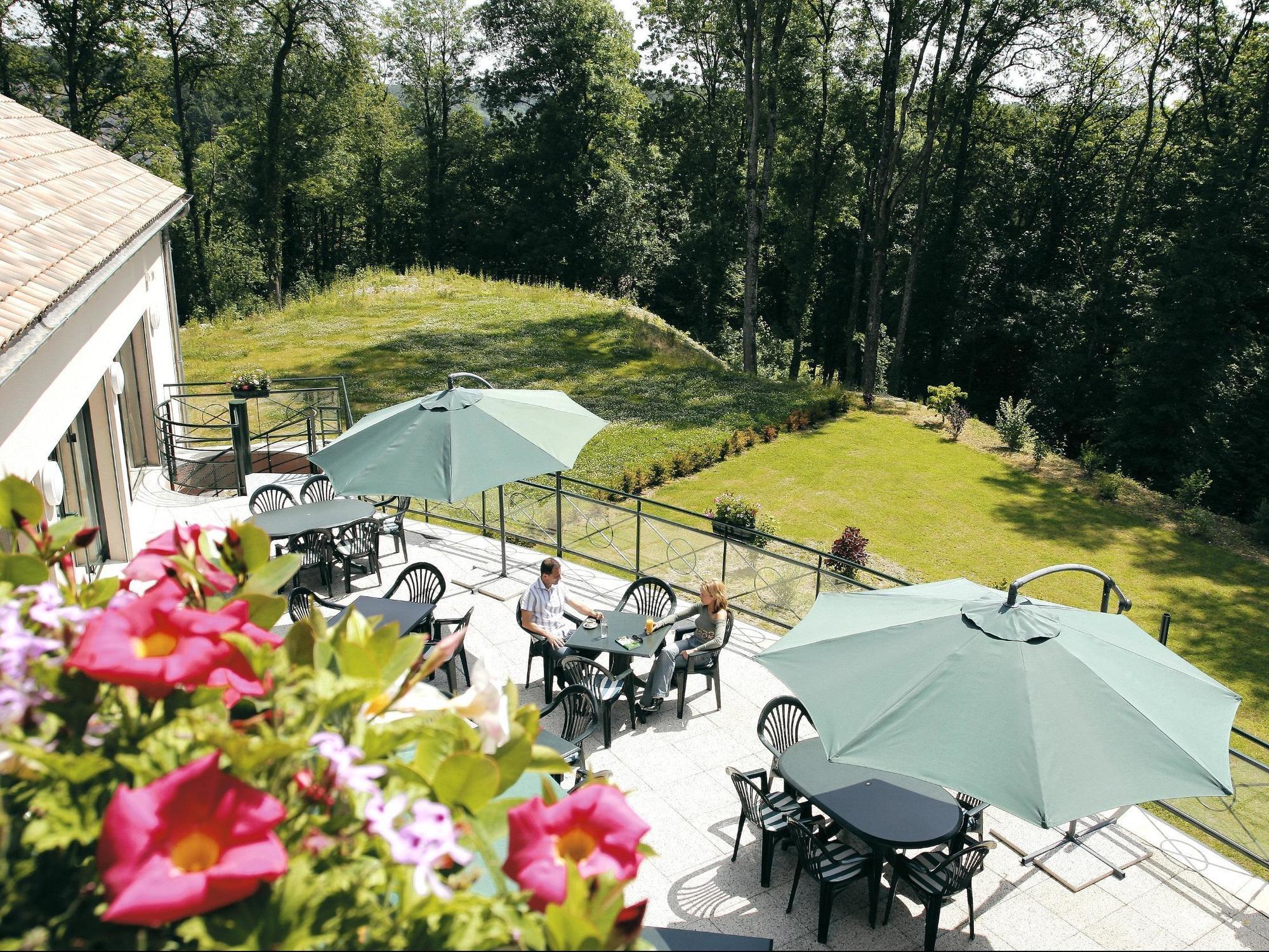 Logis Hotel - Restaurant Le Tulipier Vienne-le-Chateau Экстерьер фото