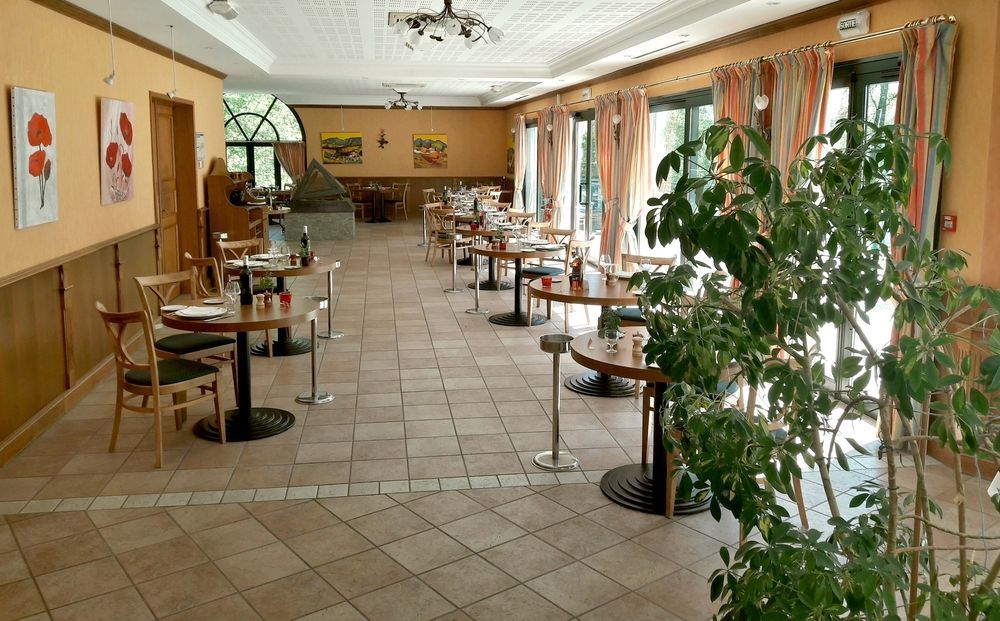 Logis Hotel - Restaurant Le Tulipier Vienne-le-Chateau Экстерьер фото